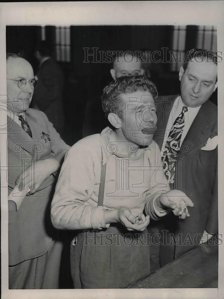 1944 Press Photo Paul Blow at Photographers Flash Bulb in Court - Historic Images