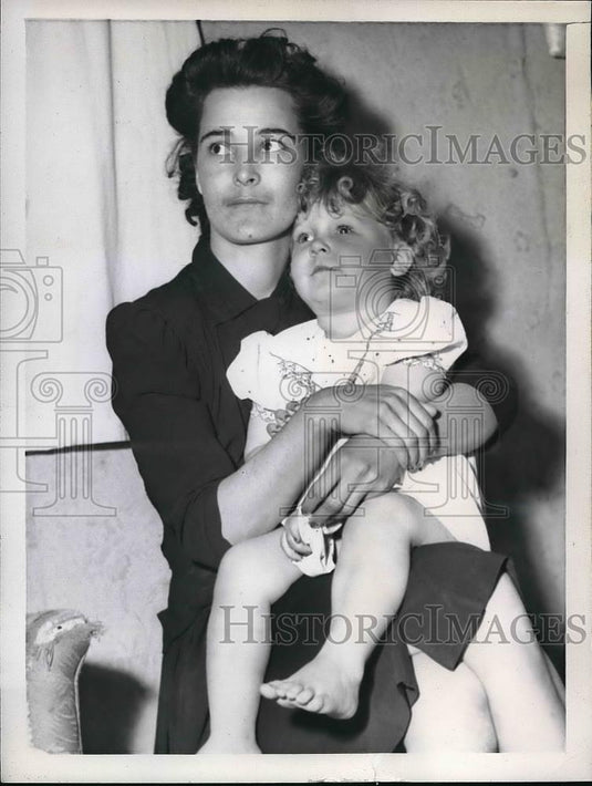 1946 Press Photo Mrs. Lorraine Slaughter, daughter Shireey, 3 - Historic Images