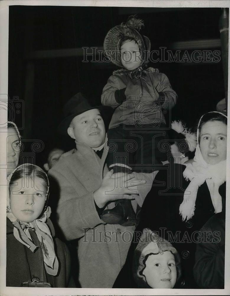 1949 Press Photo Edward Johnston Holds Kathleen Horan - Historic Images