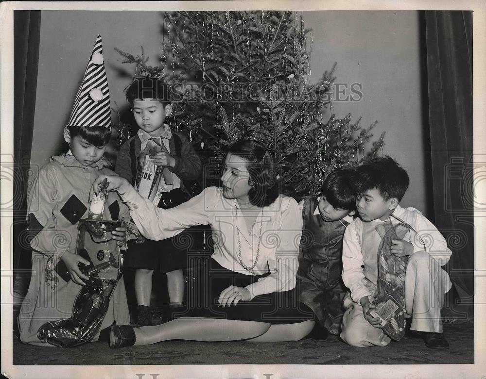 1940 Press Photo Marjorie Schesinger debutant of the season w/ the students - Historic Images