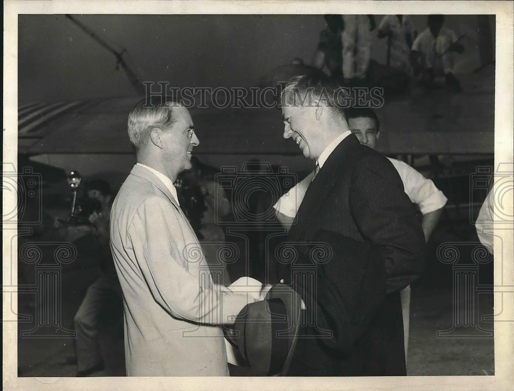 1943 Press Photo Vice President Henry Wallace Welcome By Ambassador Edwin Wilson - Historic Images