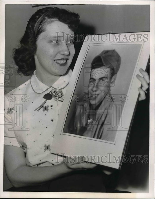 Press Photo Sylvia Zsido holding a portrait of a man - Historic Images
