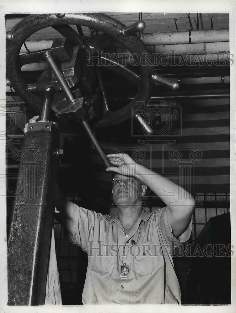 1943 Press Photo Earl Rasbach at Remington Arms Co. in Ilion, NY - nea96190 - Historic Images