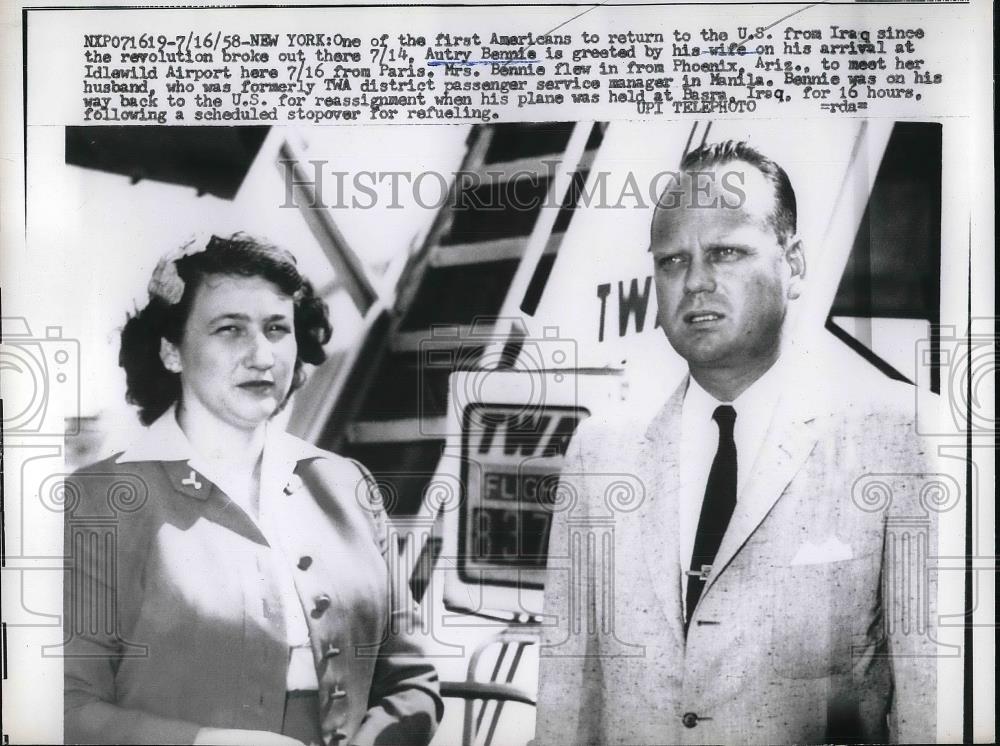 1958 Press Photo Autry Bennie Idlewild Airport Soldier Return Home - Historic Images