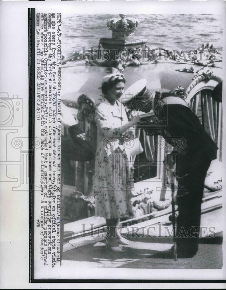 1956 Press Photo Gustaf of Sweden Kisses Hand of Queen Elizabeth - nea87504 - Historic Images