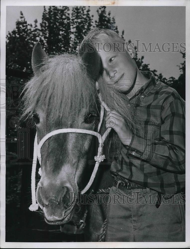 1962 Press Photo Keith Giles and his horse Ginger. - Historic Images