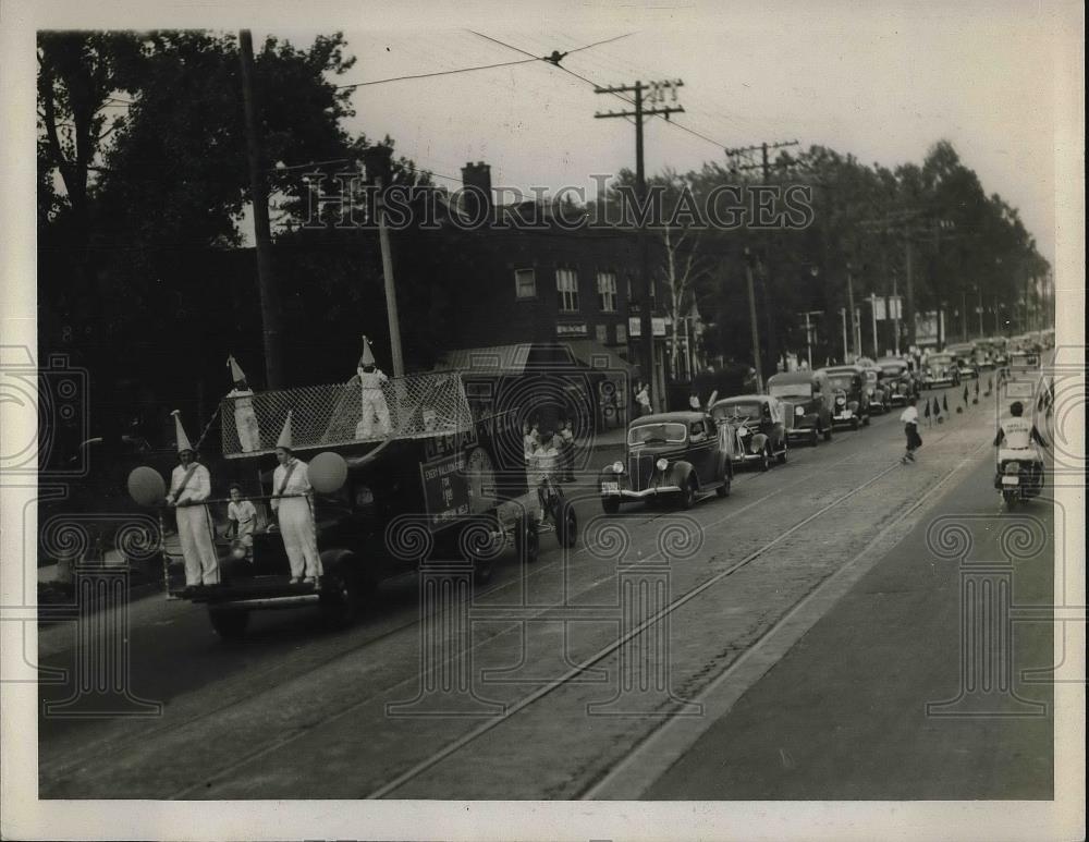 1936 Press Photo Lakewood Parade Floats and Cars on Madison Avenue - Historic Images