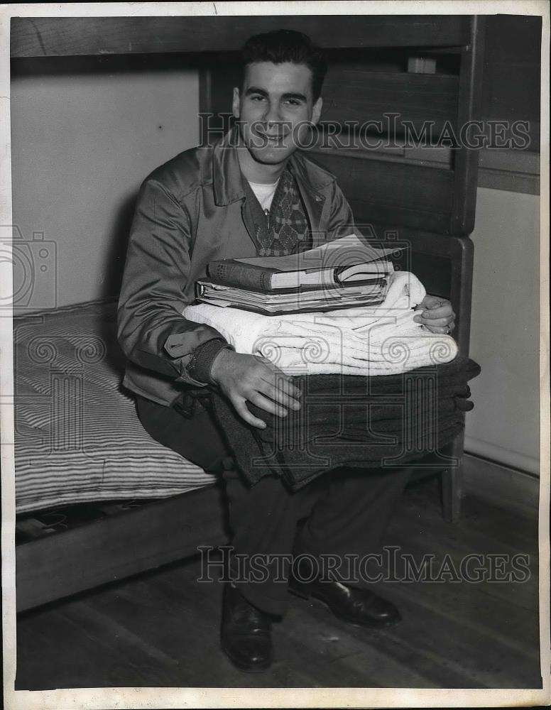 1946 Press Photo University of Washington Freshman Edward Jones - neb20000 - Historic Images