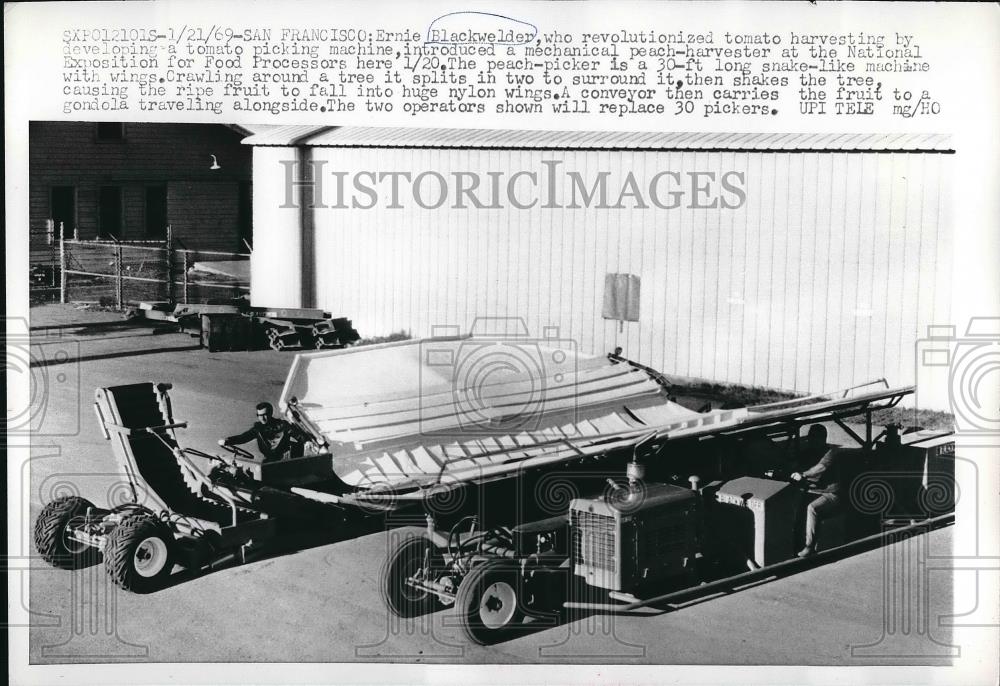 1969 Press Photo Ernie Blackwelder Exposition for Food Processors - nea99950 - Historic Images