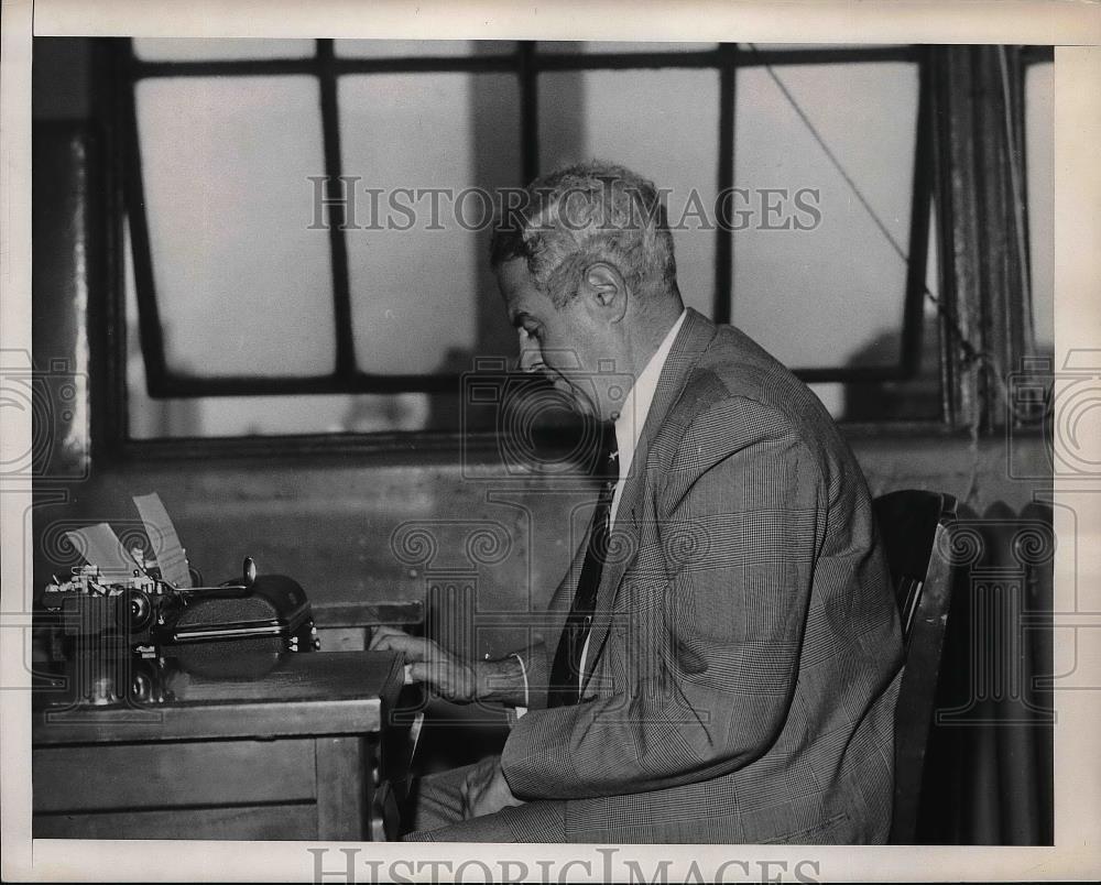 1960 Press Photo Cameron Marques Typing On Typewriter - Historic Images