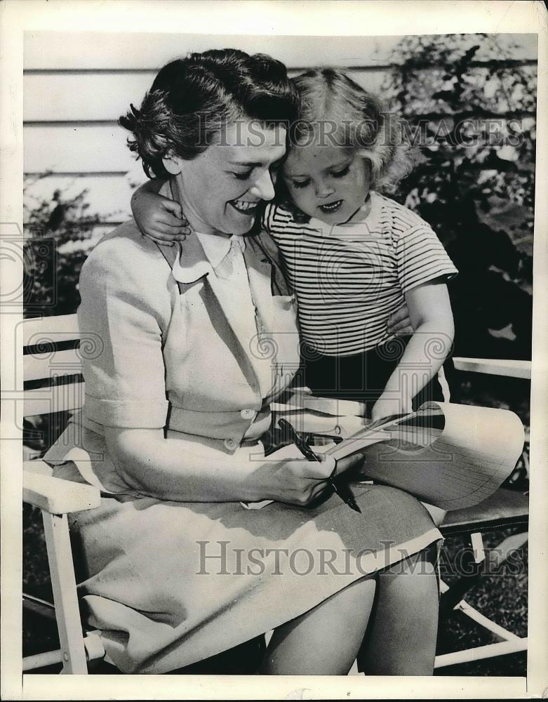 1941 Press Photo Geraldine Bone Zorbaugh soon to be graduate of NYU law school - Historic Images