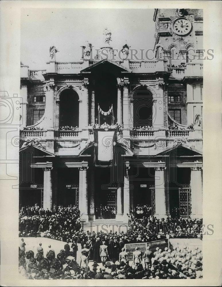 1933 Press Photo The Pope blessing crowd before Basilica of St. Mary the Great - Historic Images