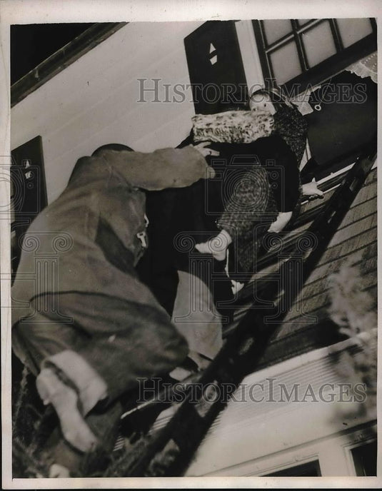 1938 Press Photo George Whitlock Carries Daughter Alice From Flaming Home - Historic Images