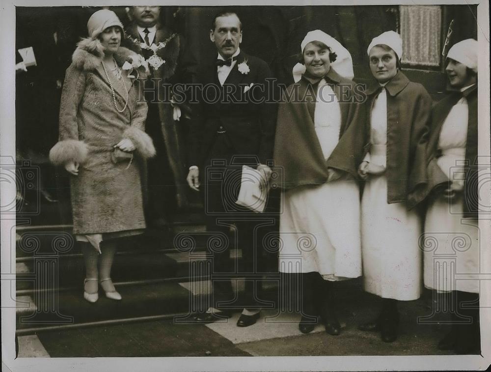 1928 Press Photo The Duchess of York at London Fever Hospital, Islington - Historic Images