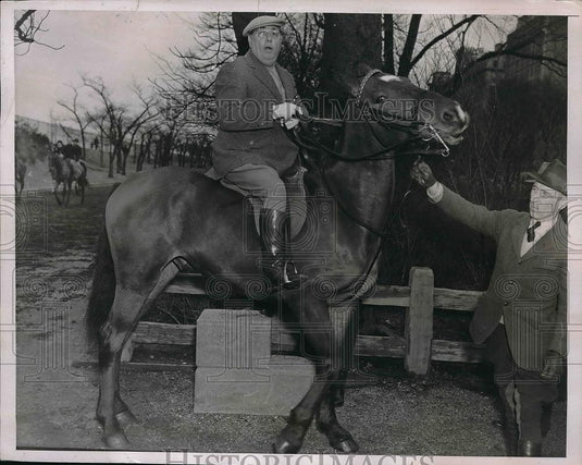 1937 Press Photo Millionaire Samuel Hordee riding a horse - neb22052 - Historic Images