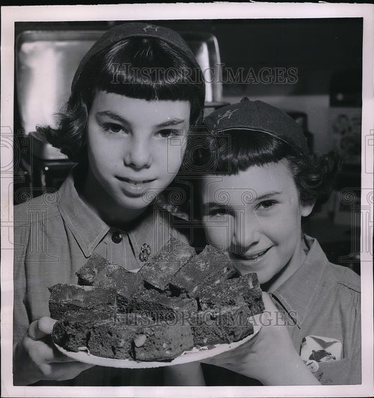 1955 Press Photo Susan Lee Korn & Sister Carol Ann Offer Camera Man Brownies - Historic Images