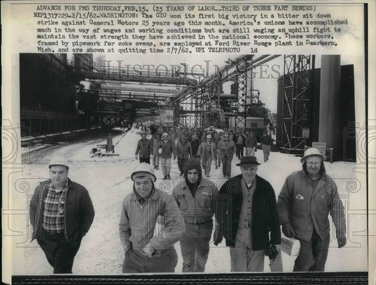 1962 Press Photo Employees at Ford River Rouge Plant, Dearborn, Michigan - Historic Images