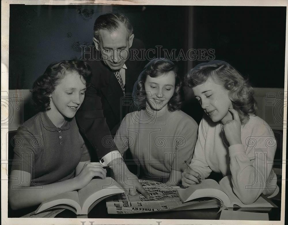 1953 Press Photo Tom Crisafi Describes Election Process To High School Students - Historic Images