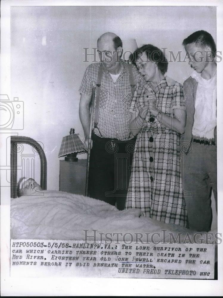 1958 Press Photo John Powell resting in his bed, he is the only survivor of a - Historic Images