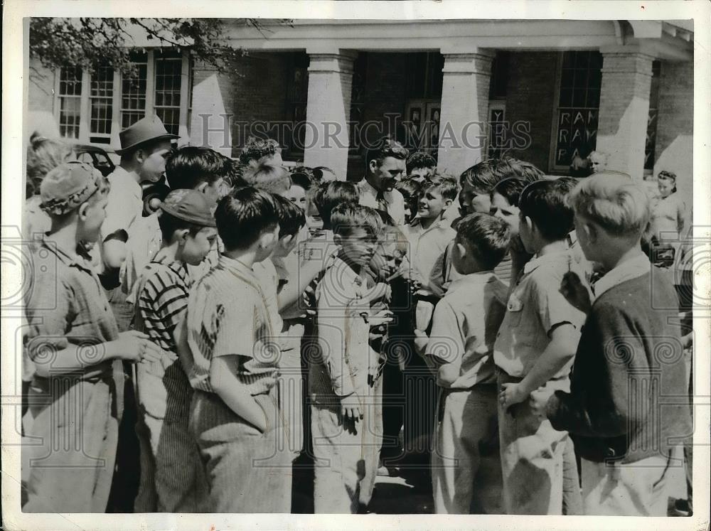 1940 Press Photo V A Ramsey waits outside with pupils - Historic Images