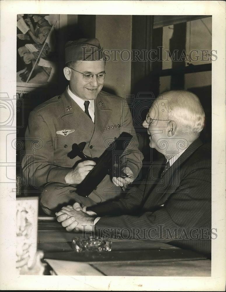 1943 Press Photo Perle L. Whitehead Geo E. Green - Historic Images