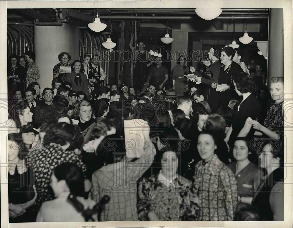 1937 Press Photo Postal Workers of 20 Broad Street, as one worker makes speech - Historic Images