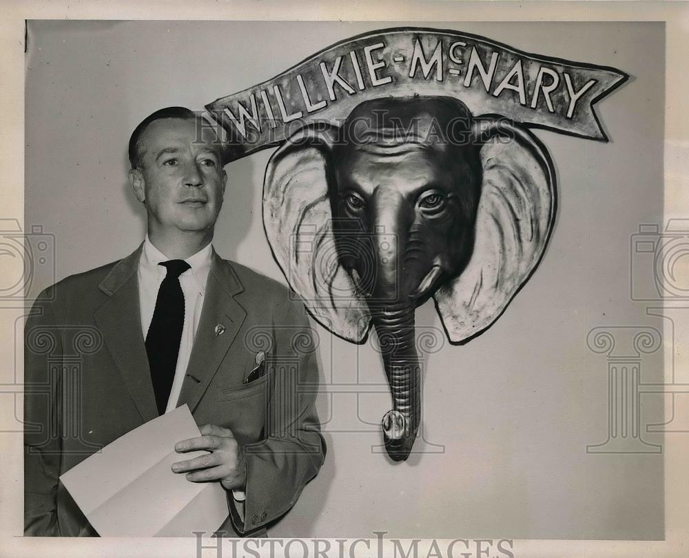 1940 Press Photo B.H. Johnson Besides G.O.P. Emblem - Historic Images