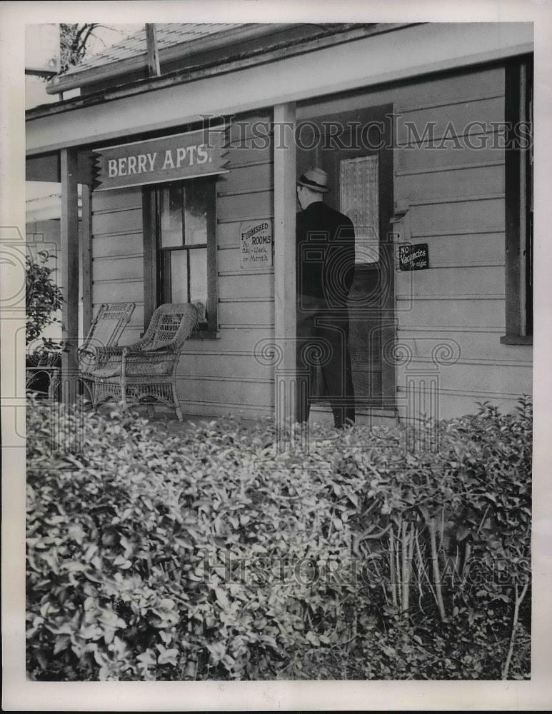 1941 Press Photo Workers Looks For Lodging At Berry Apartments - Historic Images