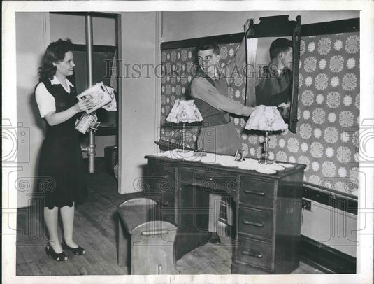 1946 Press Photo Mr & Mrs Robert Lopez Move Into Newly Renovated - Historic Images