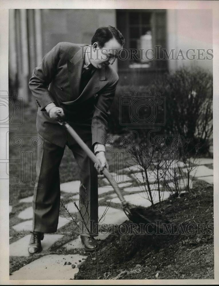 1935 Press Photo Fred Joyce of Lake Shore doing his bit - Historic Images