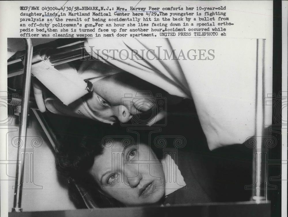 1958 Press Photo Mrs Harvey Peer Martland Medical Center Child Shooting Victim - Historic Images