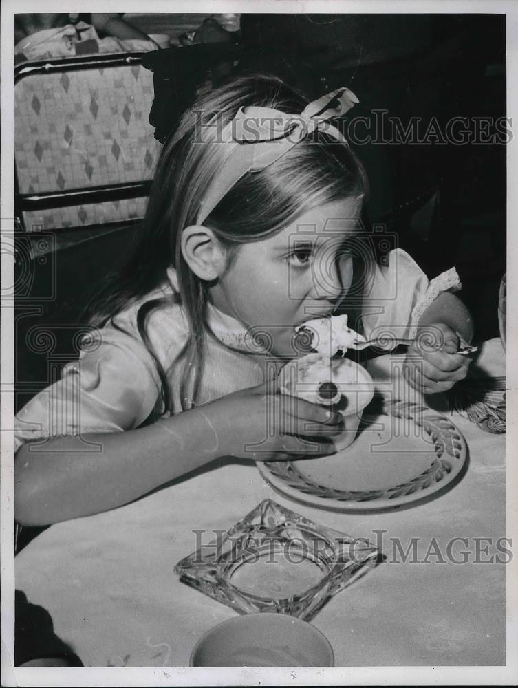 1964 Press Photo Diane Kontulis Eating Dessert - Historic Images