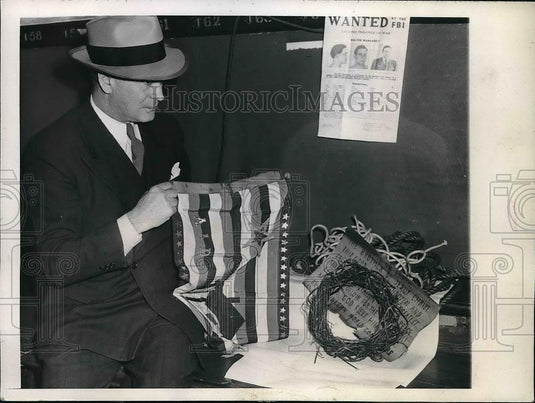 1945 Press Photo Police Capt. Pat O'Connell home of Fred Walcher - Historic Images