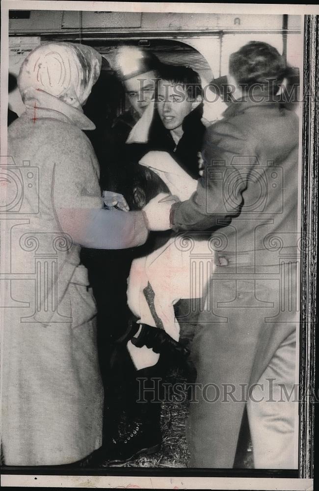 1963 Press Photo Bob Page, 15, with parents after rescue by Air Force Helicopter - Historic Images