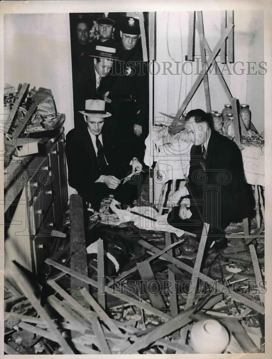 1937 Press Photo Raymond L Corlett's Body in the Kitchen he Landed in. - Historic Images