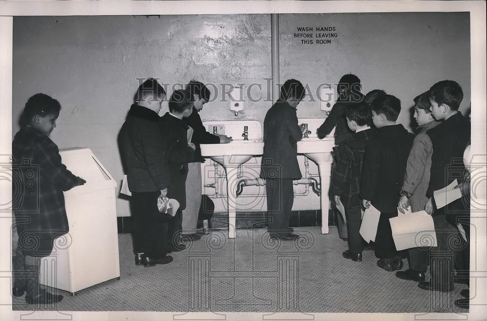 1948 Press Photo New York City Electric Dryer Installation In Public Schools - Historic Images