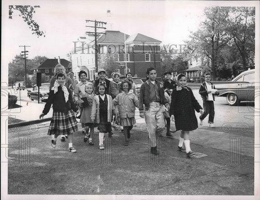 1959 Press Photo Fairfax School Children Crossing - Historic Images