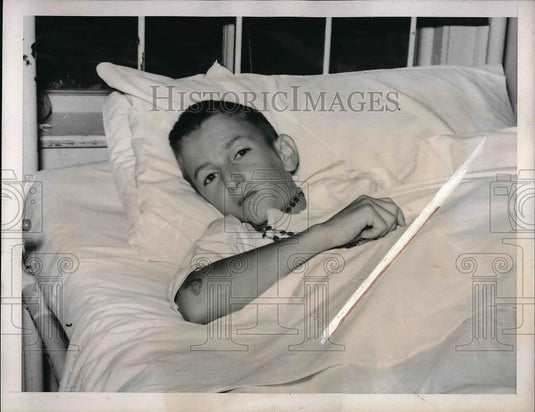 1939 Press Photo Wilfred Martineau Shown In Hospital After He & His Brother - Historic Images
