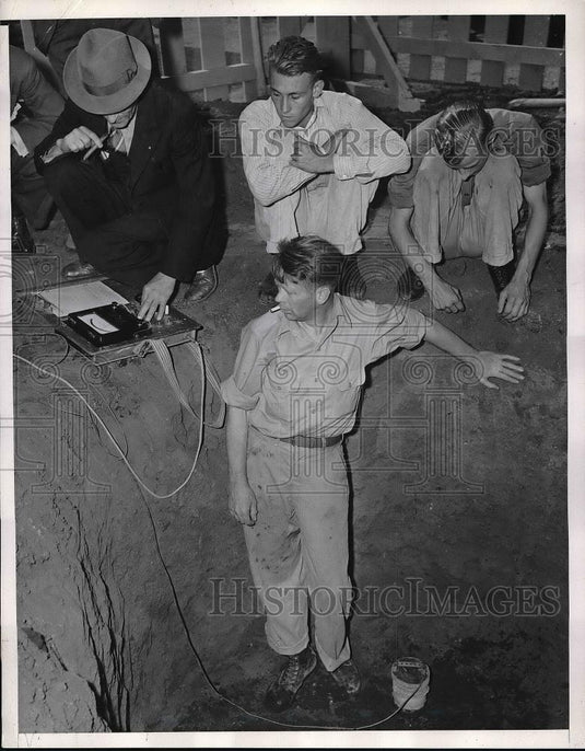1939 Press Photo Gold Diggers in Hollywood Bowl Looking for :Lost Treasure - Historic Images