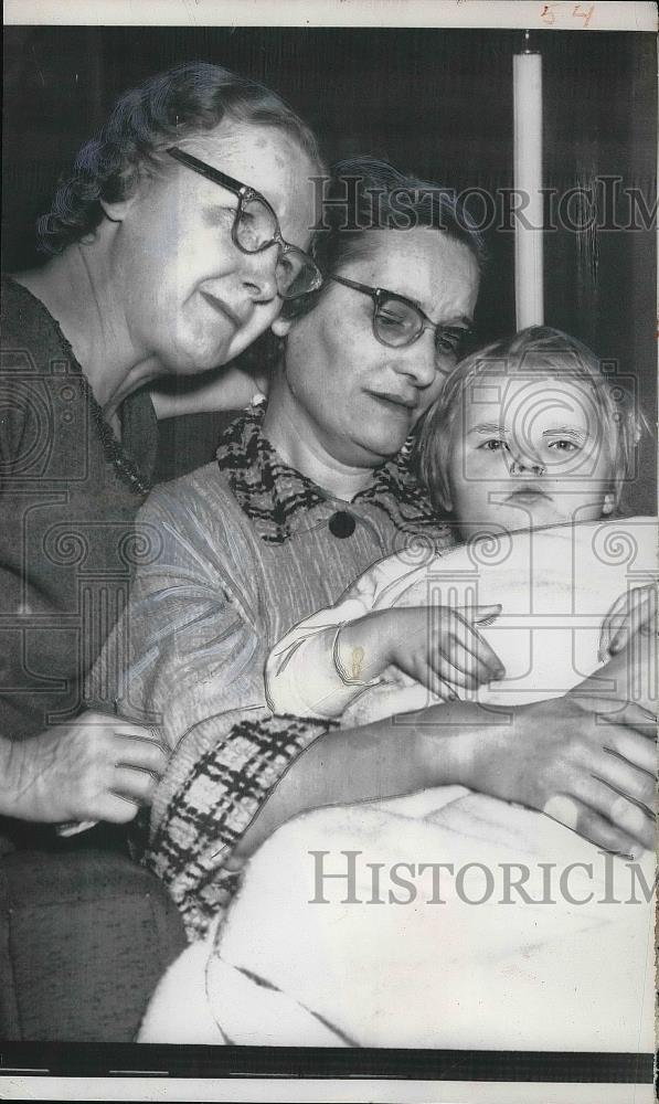 1957 Press Photo Pamela Hakkarainen Grandmothers Mrs. Lenia Peterson Mrs. - Historic Images