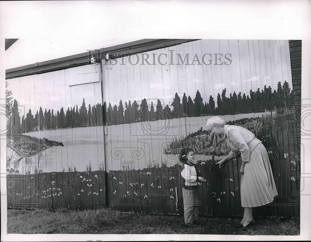 1961 Press Photo Artist Mrs. Alvin Jones with Linda Norman and Garage Painting - Historic Images