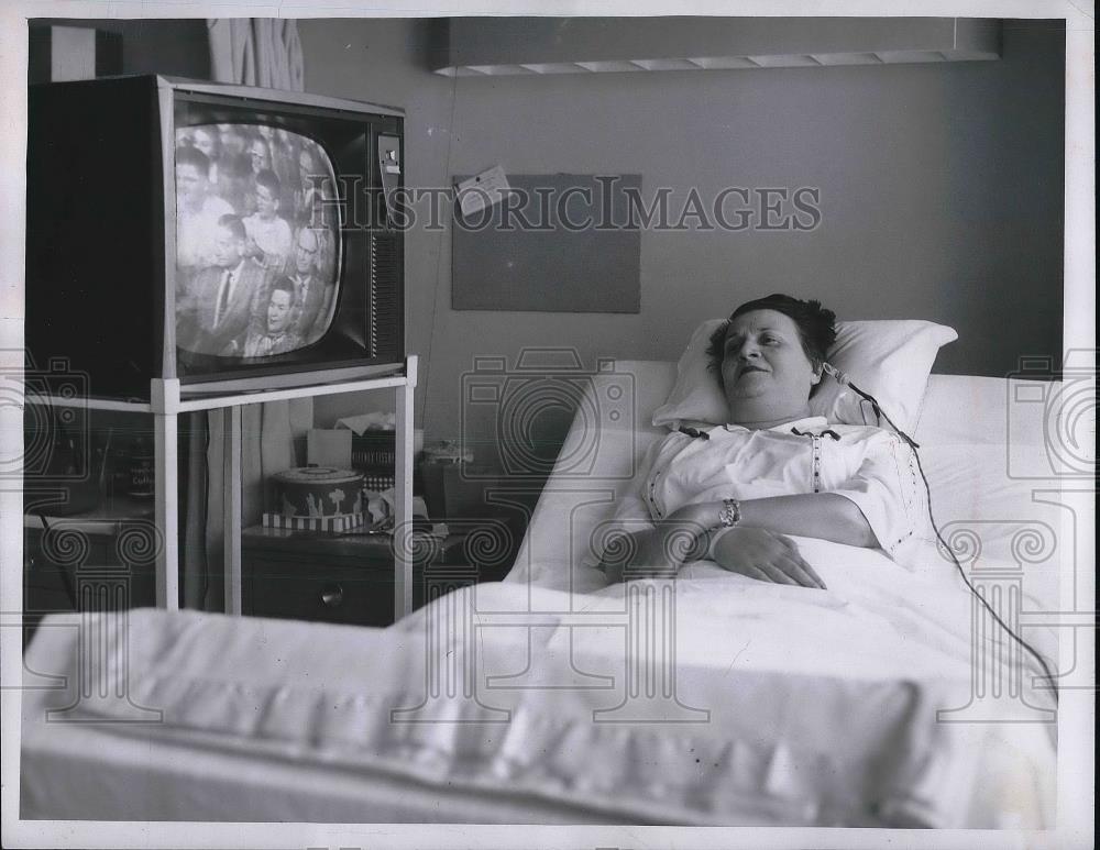 1958 Press Photo Mrs Gertrude Miller, paralyzed patient at Cleveland Hospital - Historic Images