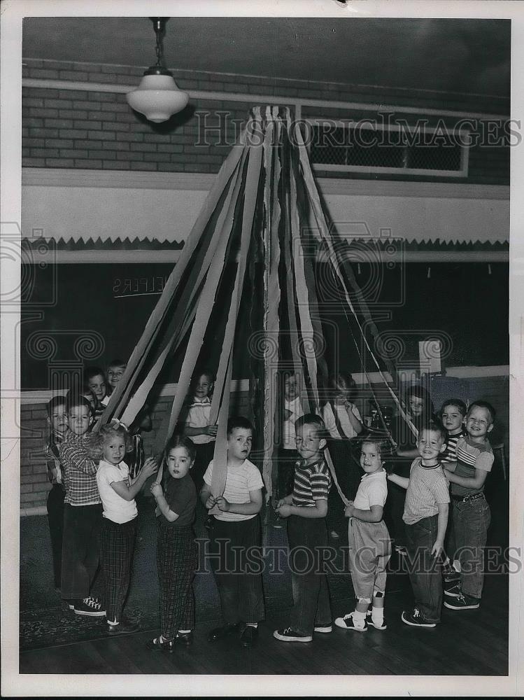 1957 Press Photo Festive May Pole Dance, Harrison School preschool - Historic Images