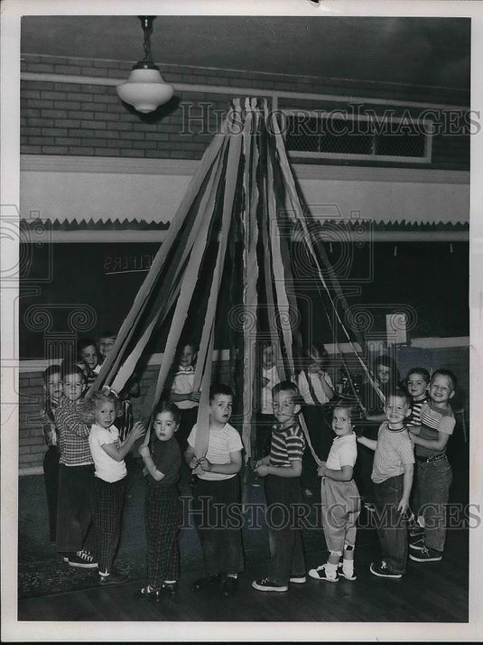 1957 Press Photo Festive May Pole Dance, Harrison School preschool - Historic Images