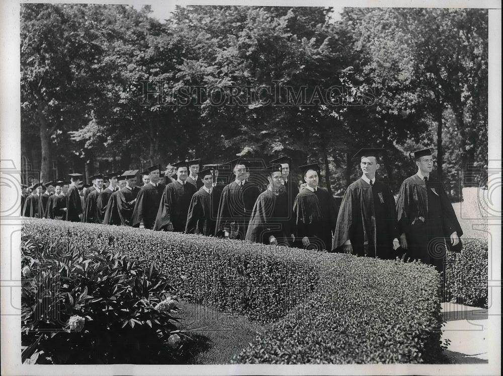 1938 Press Photo Seniors march to Chapel for Fordham Services New York City - Historic Images