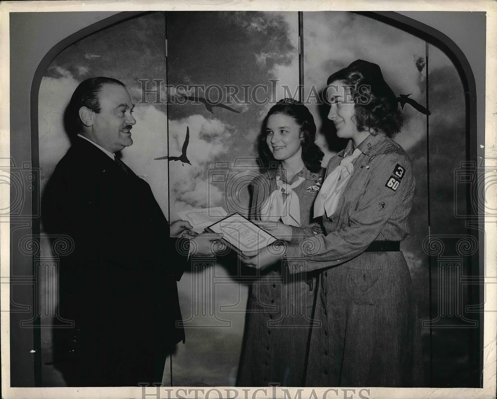 1949 Press Photo Sigmund Janas Girl Scout Elenaor Mehertens - Historic Images