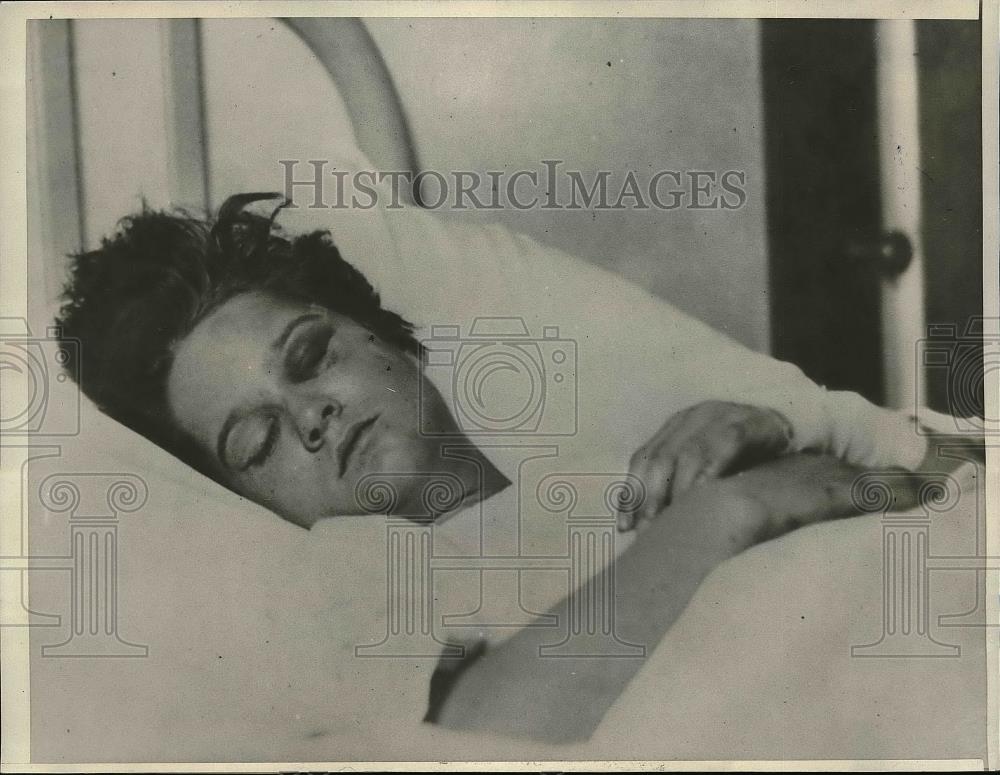 1932 Press Photo &quot;Just call me Mary Jones&quot; hysterical girl, badly beaten - Historic Images