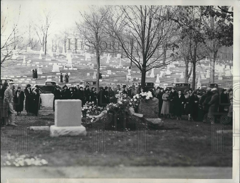 1933 Press Photo Burial of Rheta Gardner Whynkoop at Crown Hill Cemetery - Historic Images