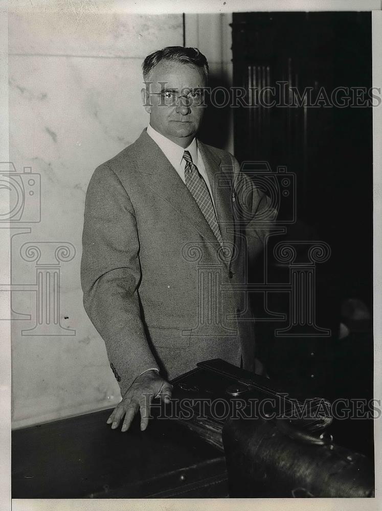 1933 Press Photo Leonard Hayes Office Manager JP Morgan Company Senate Office - Historic Images