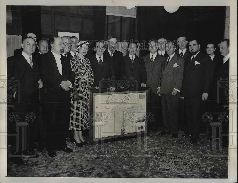 1935 Press Photo Count Charles De Ferry De Fontnouvelle visits Columbia U. in NY - Historic Images